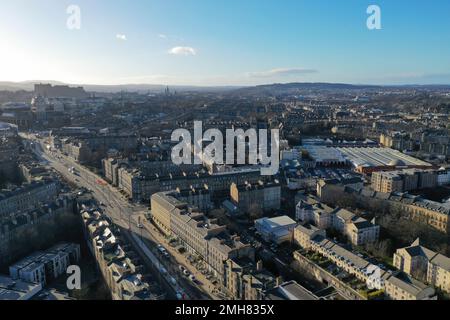 Vista aerea del drone su Edimburgo verso sud-ovest dalla cima di Leith Walk Foto Stock