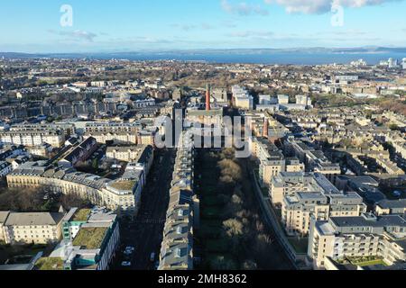 Vista aerea del drone su Edimburgo guardando a nord-ovest da Leith Walk Foto Stock