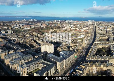 Vista aerea del drone di Leith Walk Edinburgo guardando verso l'area del molo e Firth of Forth Foto Stock