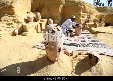 Saqqara. 26th Jan, 2023. Foto scattata il 26 gennaio 2023 mostra una ceramica restaurata presso il sito archeologico di scavi di antiche tombe nella necropoli di Saqqara, a sud del Cairo, Egitto. Il famoso archeologo egiziano, Zahi Hawass, ha annunciato giovedì la scoperta di "importanti tombe che ospitano una mummia di 4300 anni" nella necropoli di Saqqara vicino alle piramidi di Giza. Credit: Ahmed Gomaa/Xinhua/Alamy Live News Foto Stock