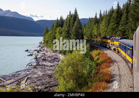 L'Alaska Railroad Coastal Classic corre tra Anchorage e Seward, Alaska. Foto Stock