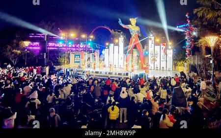 SHANGHAI, CINA - 20 GENNAIO 2023 - Una gigantesca scultura ultrasamana è vista all'Haichang Ocean Park a Shanghai, Cina, 20 gennaio 2023. Una certificazione ufficiale certi Foto Stock