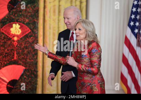 New York, Stati Uniti. 26th Jan, 2023. La First Lady Dr. Jill Biden parla a un ricevimento di Capodanno lunare nella Sala Est della Casa Bianca giovedì 26 gennaio 2023 a Washington, DC. Foto di Oliver Contreras/UPI Credit: UPI/Alamy Live News Foto Stock