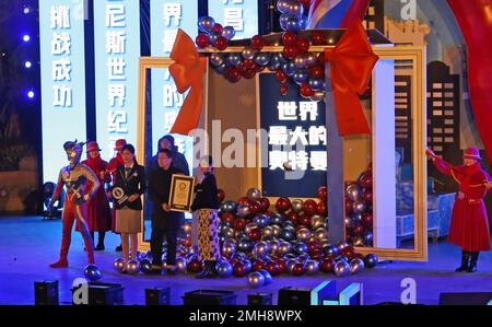 SHANGHAI, CINA - 20 GENNAIO 2023 - Una gigantesca scultura ultrasamana è vista all'Haichang Ocean Park a Shanghai, Cina, 20 gennaio 2023. Una certificazione ufficiale certi Foto Stock
