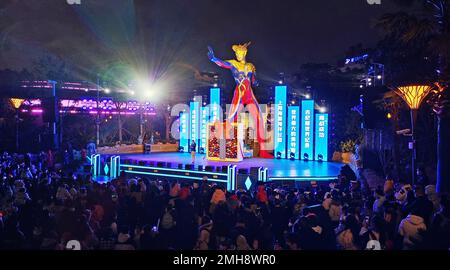SHANGHAI, CINA - 20 GENNAIO 2023 - Una gigantesca scultura ultrasamana è vista all'Haichang Ocean Park a Shanghai, Cina, 20 gennaio 2023. Una certificazione ufficiale certi Foto Stock