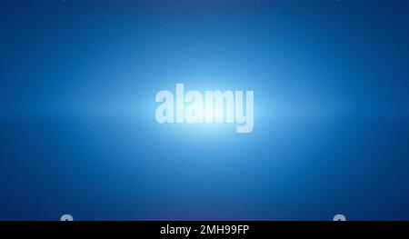 Sfondo blu gradiente con raggi flash, luce astratta incandescente, banner blu sfocato o header design Foto Stock