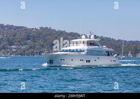 Pittwater Sydney, Australia. Grande yacht a motore di lusso in crociera a Pittwater, North Sydney, NSW, Australia estate 2023 Foto Stock