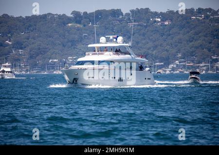 Pittwater Sydney, Australia. Grande yacht a motore di lusso in crociera a Pittwater, North Sydney, NSW, Australia estate 2023 Foto Stock