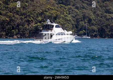 Pittwater Sydney, Australia. Grande yacht a motore di lusso in crociera a Pittwater, North Sydney, NSW, Australia estate 2023 Foto Stock