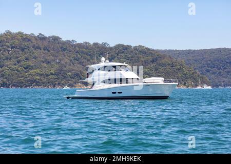 Pittwater Sydney, Australia. Grande yacht a motore di lusso in crociera a Pittwater, North Sydney, NSW, Australia estate 2023 Foto Stock