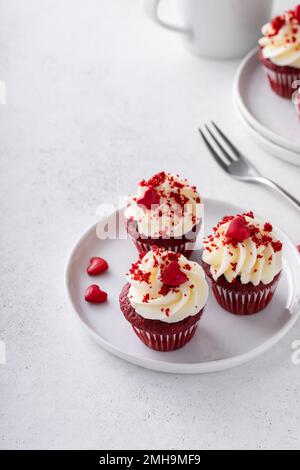 Cupcake di velluto rosso su un piatto piccolo Foto Stock