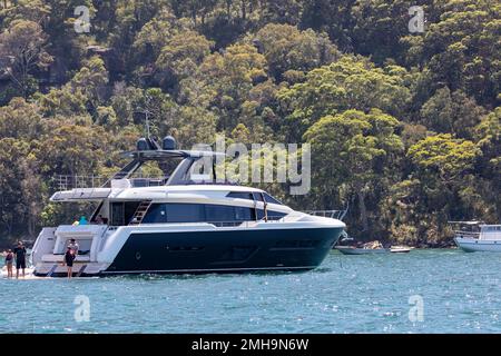 Pittwater Sydney, Australia. Grande yacht a motore di lusso in crociera a Pittwater, North Sydney, NSW, Australia estate 2023 Foto Stock