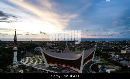 Vista aerea della Grande Moschea di Sumatera Occidentale, la più grande moschea di Sumatera Occidentale. Con un design unico che si ispira alla tradizionale casa dell'Ovest Foto Stock