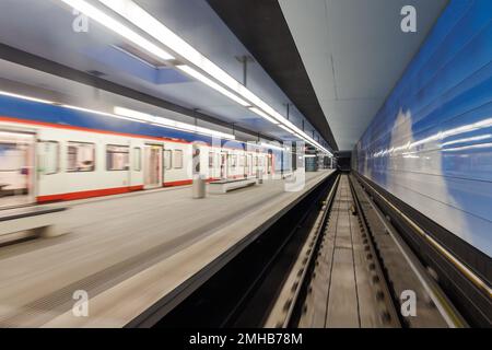 Norimberga, Germania. 25th Jan, 2023. Vista attraverso il parabrezza di una metropolitana completamente automatizzata (U3) quando entra nella stazione della metropolitana Großreuth vicino Schweinau. La prima linea tedesca della metropolitana senza conducente è stata aperta il 14 giugno 2008. I treni corrono automaticamente in più di 60 città in tutto il mondo. In Germania, la metropolitana di Norimberga è stata pioniera solistica dal 2008. Ma questo sta cambiando. Credit: Daniel Karmann/dpa/Alamy Live News Foto Stock