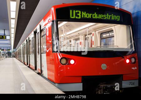 Norimberga, Germania. 25th Jan, 2023. Una metropolitana completamente automatizzata (U3) si trova sul binario della stazione della metropolitana di Großreuth, vicino a Schweinau. La prima linea tedesca della metropolitana senza conducente è stata aperta il 14 giugno 2008. I treni corrono automaticamente in più di 60 città in tutto il mondo. In Germania, la metropolitana di Norimberga è stata pioniera solistica dal 2008. Ma questo sta cambiando. Credit: Daniel Karmann/dpa/Alamy Live News Foto Stock