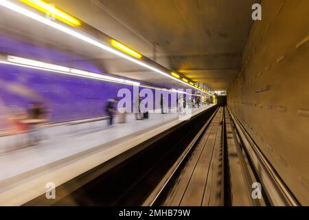 Norimberga, Germania. 25th Jan, 2023. Vista attraverso il parabrezza di una metropolitana completamente automatizzata (U3) quando entra nella stazione della metropolitana Gustav-Adolf-Strasse. La prima linea tedesca della metropolitana senza conducente è stata aperta il 14 giugno 2008. I treni corrono automaticamente in più di 60 città in tutto il mondo. In Germania, la metropolitana di Norimberga è stata pioniera solistica dal 2008. Ma questo sta cambiando. Credit: Daniel Karmann/dpa/Alamy Live News Foto Stock