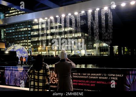 Londra, Regno Unito. 26th gennaio 2023. Bit.Fall, un'installazione dell'artista Julius Pop, crea una successione di parole formate da gocce d'acqua cadenti e perfettamente temporizzate. Le parole, tratte da una varietà di fonti di notizie dal vivo appaiono casualmente, che l'artista spiega come il significato è facilmente distorto. Credit: Undicesima ora di Fotografia/Alamy Live News Foto Stock