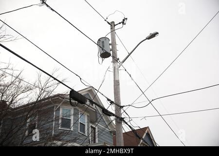 Cavi elettrici e linee sulla scatola fusibili elettrica strade Foto Stock
