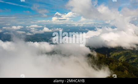 Vista aerea del cielo blu con le nuvole sulle montagne. Vista sulle nuvole. Sri Lanka, sedile di Lipton. Foto Stock