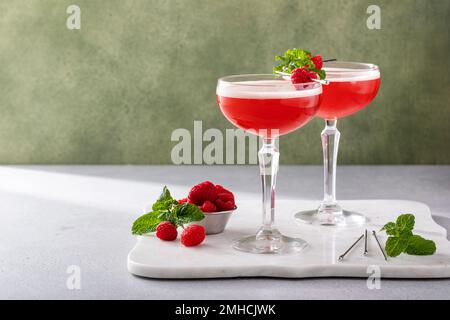 Cocktail martini al lampone con vodka, succo di frutta e liquore al lampone Foto Stock