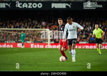 Valencia, Spagna. 26th Jan, 2023. Ander Herrera del Club Atheltico (L) e Samuel Lino di Valencia CF (R) visti in azione durante le quarti di finale della Copa del Rey tra Valencia CF e Athletic Club allo Stadio Mestalla. Punteggio finale; Valencia CF 1:3 Athletic Club (Foto di Vicente Vidal Fernandez/SOPA Images/Sipa USA) Credit: Sipa USA/Alamy Live News Foto Stock