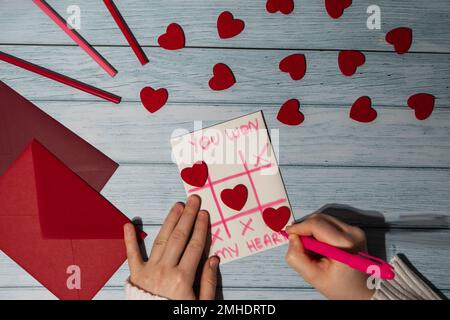 San Valentino. Istruzioni per la realizzazione di biglietti di San Valentino. Testo CHE HAI VINTO IL MIO CUORE e TIC tac tep gioco Postcard Craft, biglietto d'auguri. Istruzioni DIY passo per passo. Fare di San Valentino fatto a mano biglietto di auguri hobby concetto, dono con le vostre mani. Foto Stock