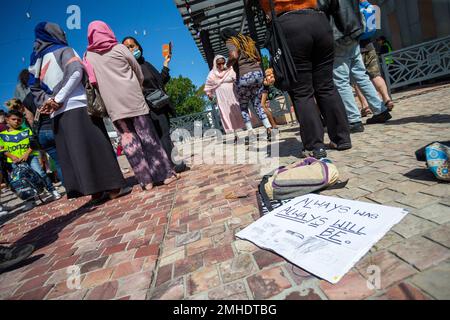 Melbourne, Australia, 26 gennaio 2023. Un banner scartato è visto durante la protesta annuale della Giornata dell'invasione a Melbourne, organizzata dagli australiani indigeni e dai loro alleati, chiede la fine della celebrazione della Giornata dell'Australia e il riconoscimento della sovranità indigena. Credit: Dave Hewison/Alamy Live News Foto Stock