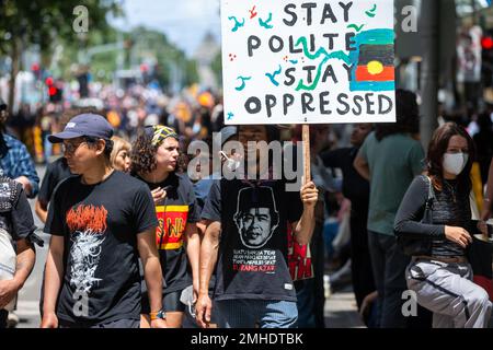 Melbourne, Australia, 26 gennaio 2023. Si vede un protesico che tiene una bandiera durante la protesta annuale della Giornata dell'invasione a Melbourne, organizzata dagli australiani indigeni e dai loro alleati, chiede la fine della celebrazione della Giornata dell'Australia e il riconoscimento della sovranità indigena. Credit: Dave Hewison/Alamy Live News Foto Stock