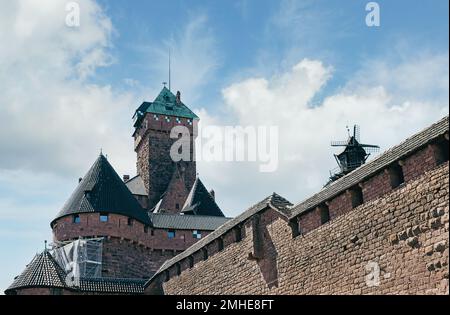 Vista del castello di Haute-Koenigsburg Alsazia Francia Foto Stock