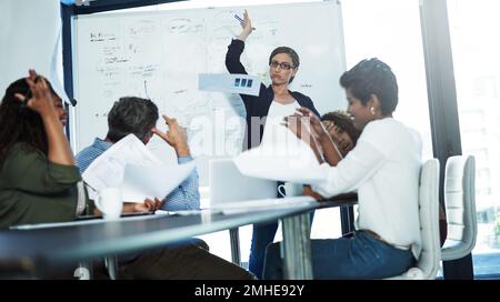 Alla fine, le ceneri lo hanno perso. una donna d'affari stressata che perde il suo temperamento durante una riunione con i suoi colleghi nella sala del consiglio. Foto Stock