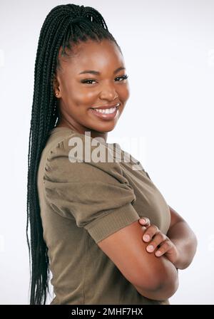 Felice, sorriso e ritratto di una donna nera in studio con un abbigliamento casual, elegante e di moda. Felicità, modello emozionato e femminile con trecce Foto Stock