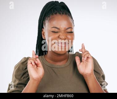 Donna nera, barrette incrociate e fortuna per concorso, premio o lotteria disegnare su uno sfondo grigio studio. Ragazza afro-americana nella speranza per Foto Stock