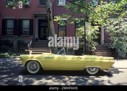 1988 STORICO PARCHEGGIATO 1955 FORD THUNDERBIRD V8 (©FORD MOTOR CO 1955) BROOKLYN HEIGHTS NEW YORK CITY USA Foto Stock