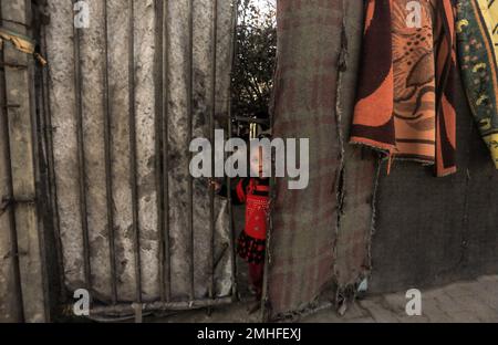 Gaza, Palestina. 25th Jan, 2023. Una ragazza palestinese gioca di fronte alla loro casa in un quartiere povero nella città di Beit Lahiya, nella parte settentrionale della striscia di Gaza, uno dei quartieri più trascurati di Gaza, dove le famiglie difficilmente possono trovare qualcosa da mangiare. Credit: SOPA Images Limited/Alamy Live News Foto Stock