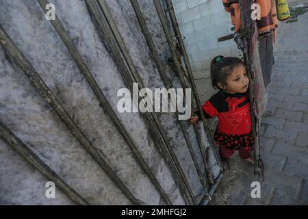 Gaza, Palestina. 25th Jan, 2023. Una ragazza palestinese gioca di fronte alla loro casa in un quartiere povero nella città di Beit Lahiya, nella parte settentrionale della striscia di Gaza, uno dei quartieri più trascurati di Gaza, dove le famiglie difficilmente possono trovare qualcosa da mangiare. (Foto di Mahmoud Issa/SOPA Images/Sipa USA) Credit: Sipa USA/Alamy Live News Foto Stock