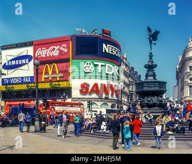 2000 STORICA STATUA DI EROS SHAFTSBURY MEMORIAL FOUNTAIN (©ALFRED GILBERT 1893) PICCADILLY CIRCUS WEST END LONDRA INGHILTERRA Foto Stock