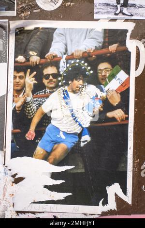 Una foto del calciatore Diego Maradona, star del calcio, con una collana dorata aggiunta. Un esempio di graffiti a Napoli, Napoli, Italia, Italia. Foto Stock