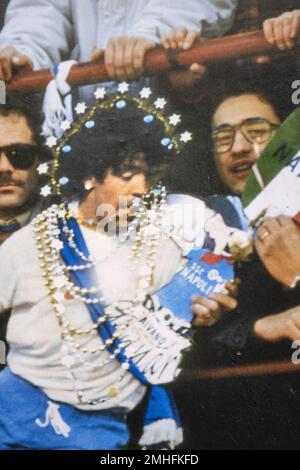 Una foto del calciatore Diego Maradona, star del calcio, con una collana dorata aggiunta. Un esempio di graffiti a Napoli, Napoli, Italia, Italia. Foto Stock