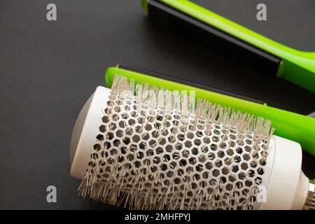 pettine e arricciacapelli su fondo isolato primo piano, cura dei capelli Foto Stock