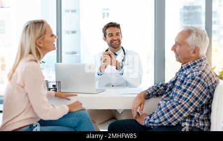 Theyre in buone mani. un bel medico maschile che si consulta con una coppia nel suo ufficio. Foto Stock