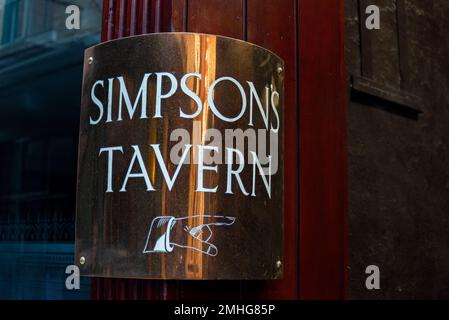 Simpson's Tavern pub at 38 1/2, Ball Court Alley, Cornhill, London EC3. Mano di direzione Foto Stock