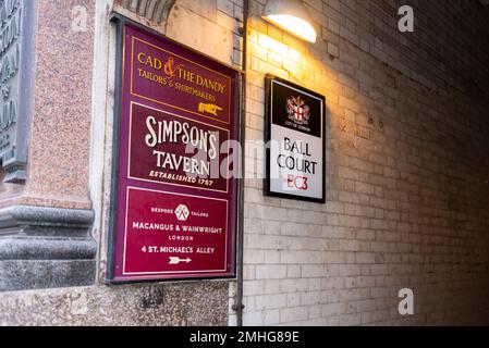 Simpson's Tavern pub at 38 1/2, Ball Court Alley, Cornhill, London EC3. Foto Stock