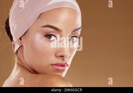 Vitiligo, pelle e viso donna in ritratto con cura della pelle, cosmetici naturali e bellezza isolato su sfondo studio. Positività del corpo, mockup cosmetico Foto Stock