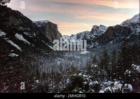 Vista panoramica sulla valle di Yosemite, dal Tunnel, che mostra una valle coperta di neve a Dawn Foto Stock