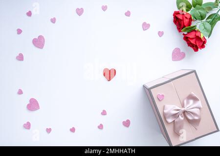 Bella sfondo San Valentino con cuori rossi, rose rosse e scatola regalo su  sfondo bianco banner. San Valentino, 14 febbraio concetto Foto stock - Alamy