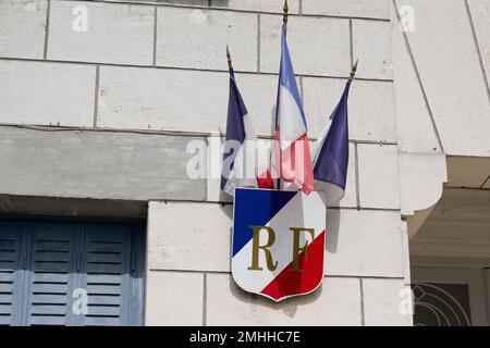 testo rf francese significa repubblica francese sul municipio con bandiera francese sulla facciata esterna muro di costruzione in città Foto Stock