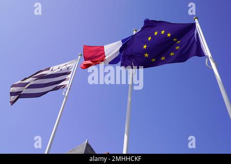 Bretagna Breton francia e la bandiera europea europ volano nero bianco in un cielo blu francese Foto Stock