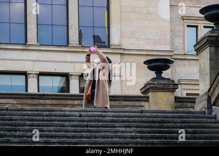 Un turista che scatta una foto nel cortile del colonnato sulle scale della Vecchia Galleria Nazionale sull'Isola dei Musei di Berlino. Foto Stock