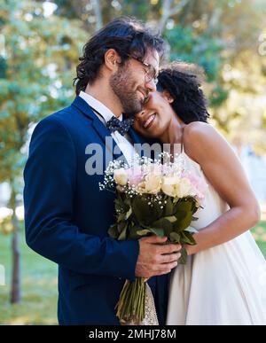 Matrimonio abbraccio, coppia e sposa bouquet matrimonio all'aperto in un giardino felice di amore con i fiori. Rose, abbraccio di felicità e donna con l'uomo a a. Foto Stock