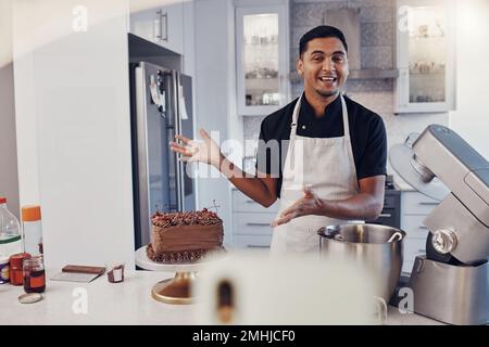 Uomo, chef e parlando in cucina su vlog, streaming dal vivo e registrazione di un tutorial dolci dessert sui social media. Buon panettiere, creatore di contenuti digitali Foto Stock